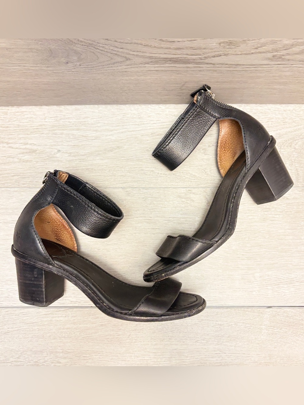 Frye Brielle Sandals Black Leather Back Zip Stacked Heel Sandal Women’s Size 6M